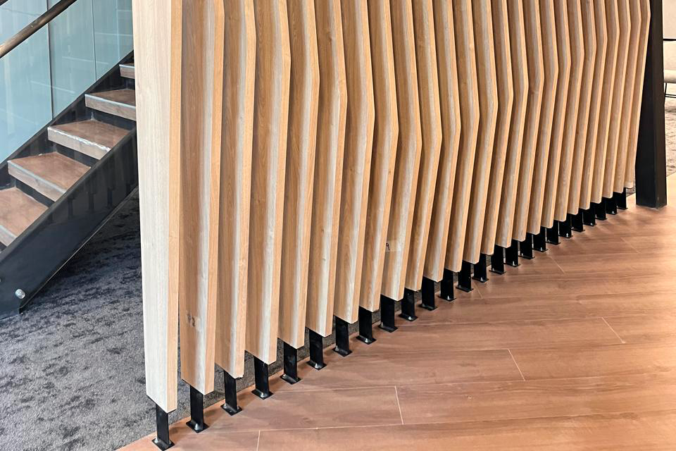 Oficina Transbank Celosía en MDF laminado para la oficina corporativa de un banco. Las Condes, 2025.