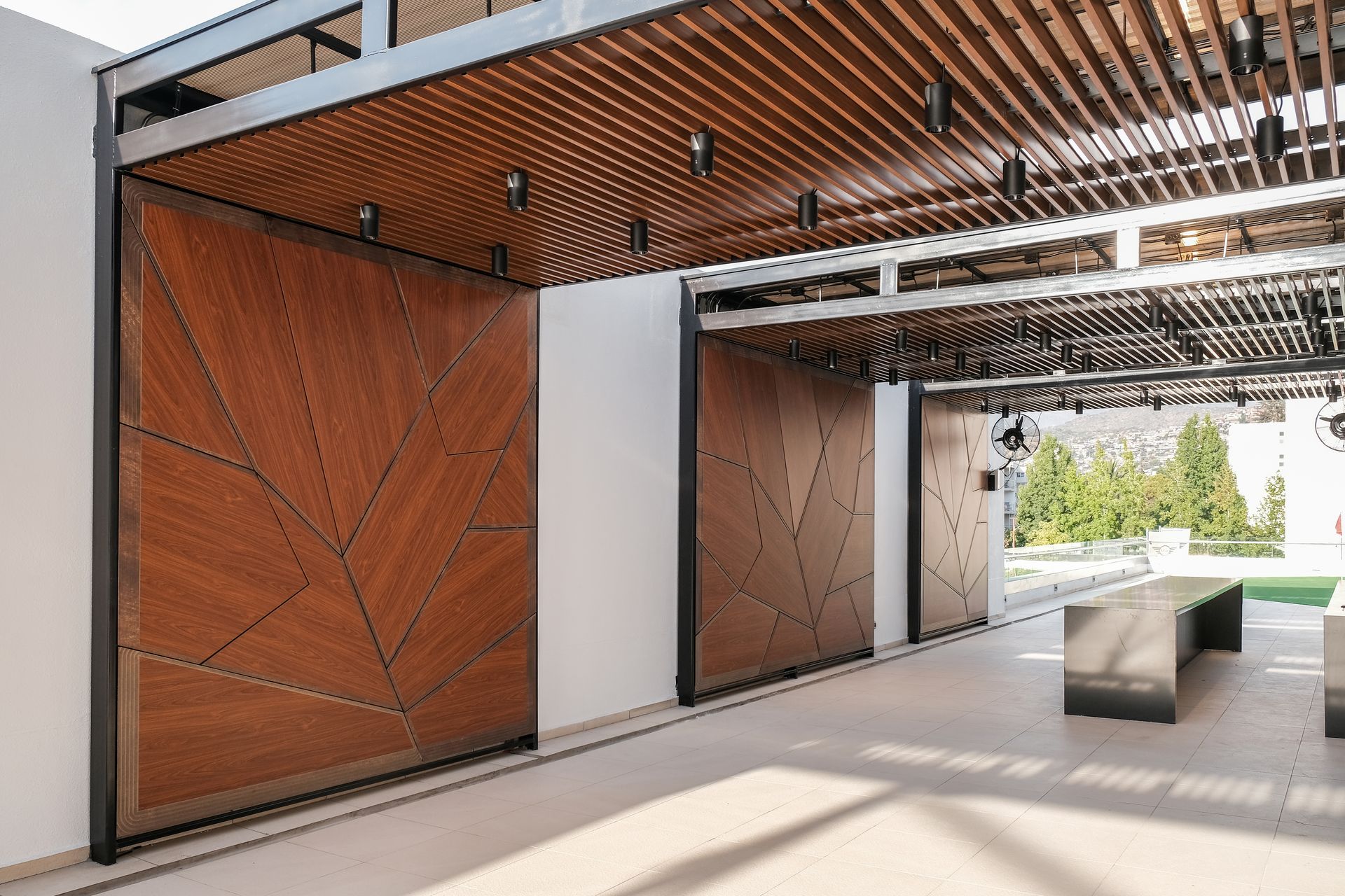 BMW Revestimiento de muro en HPL ranurado para una automotora. Lo Barnechea, 2023.