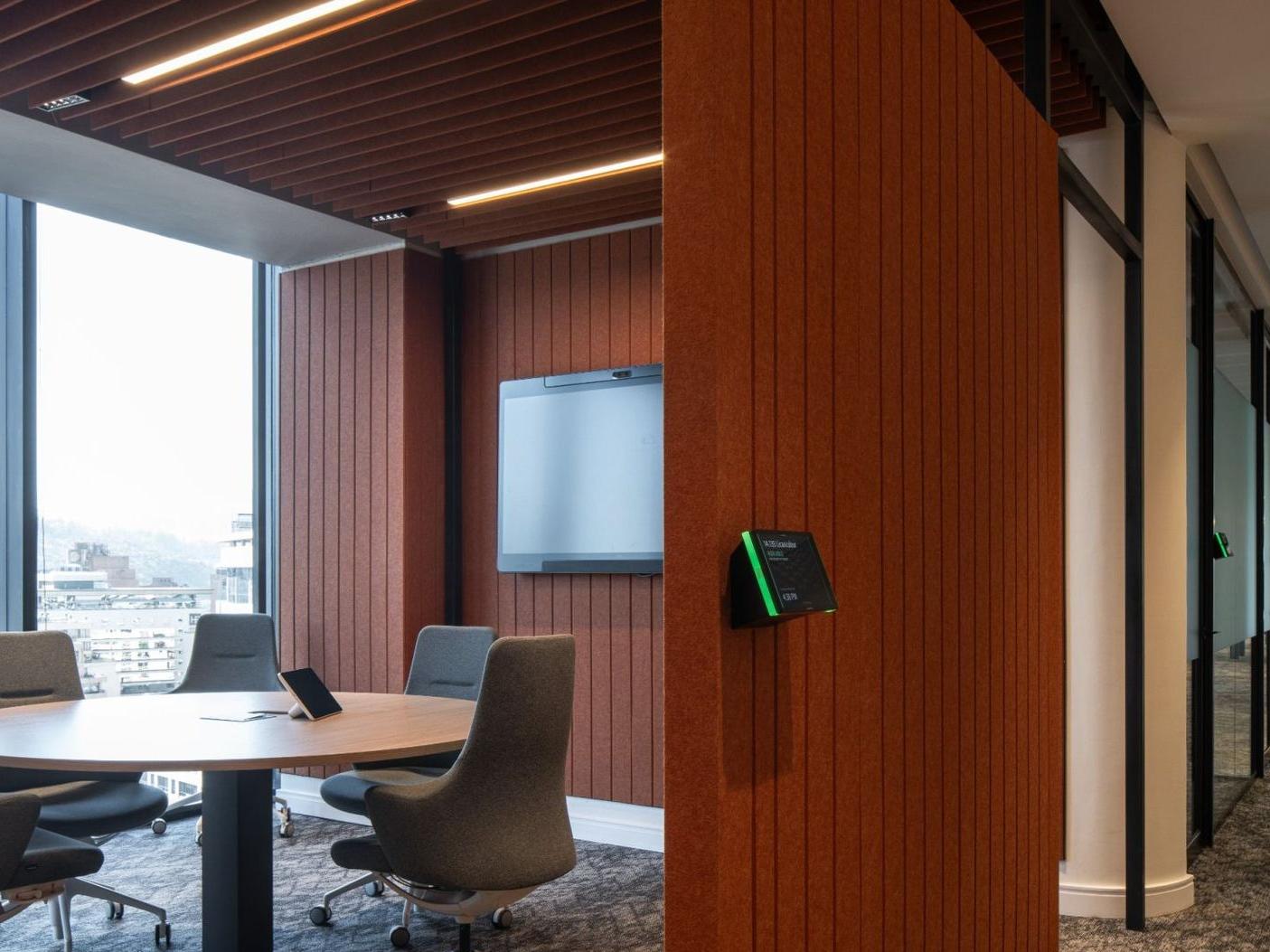 Panel Ranurado en una sala de reuniones de las oficinas de MetLife Chile.